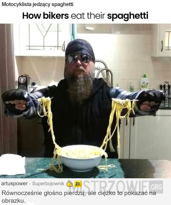 Motocyklista jedzący spaghetti –  