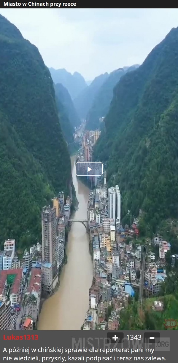 Miasto w Chinach przy rzece –  